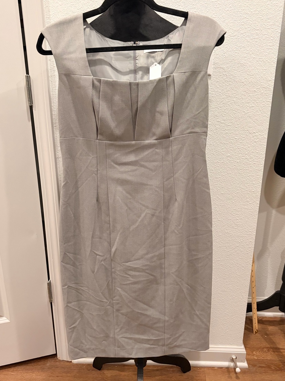 Women’s Medium (size 8) Structured Cap-Sleeve Sheath Dress in Light Gray